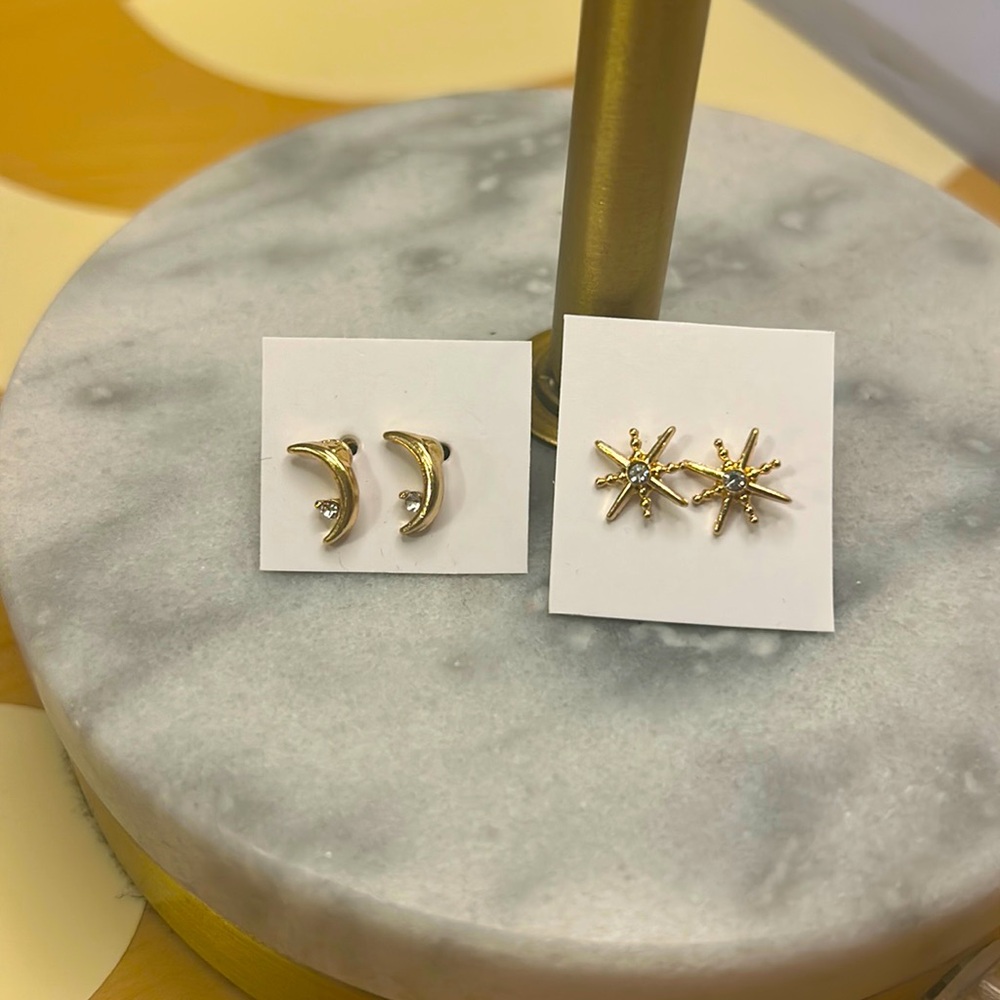 2 pairs of earrings